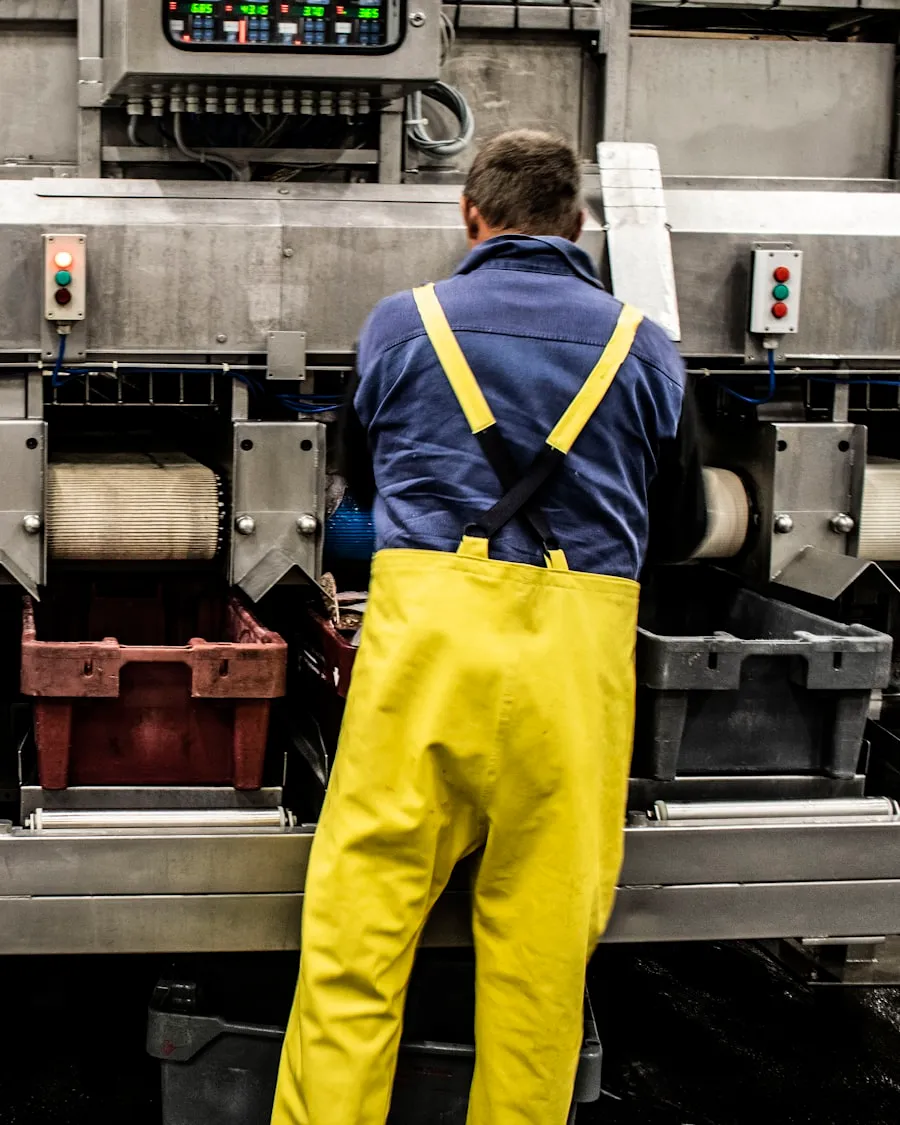 Trabalhador de uniforme impermeável em frigorífico