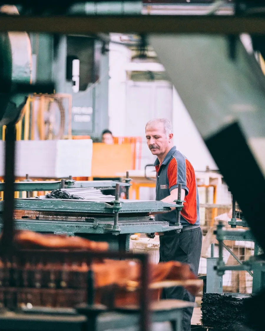 Operador em linha de produção industrial